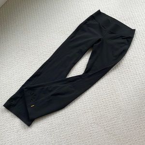Black Lucy yoga pants with cutout - size M